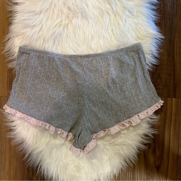Victoria’s Secret gray and pink sleep shorts pajamas size medium - Picture 5 of 5